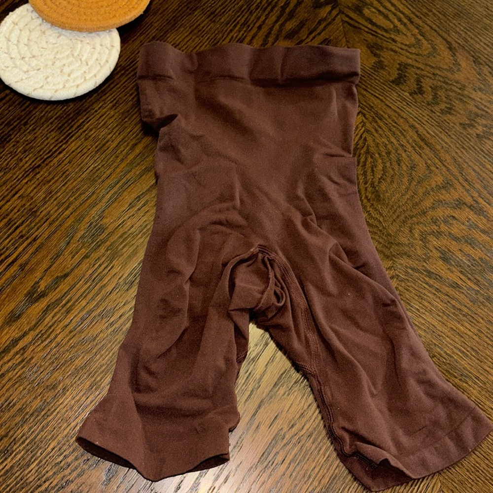 High waisted mid thigh Skim’s Sculpting Shorts Brown size S/M